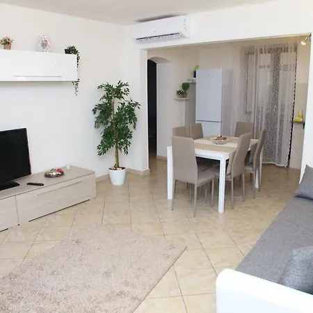 Garibaldi Suites &